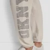 Pantalones jogger de talle alto con logo universitario de pedrería en relieve con corte holgado Pantalones jogger de talle alto con logo universitario de pedrería en relieve con corte holgado