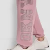 Pantalones jogger de talle alto con logo universitario de pedrería en relieve con corte holgado Pantalones jogger de talle alto con logo universitario de pedrería en relieve con corte holgado