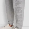 Pantalones jogger de talle alto con logo universitario de pedrería en relieve con corte holgado