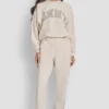 Pantalones jogger de talle alto con logo universitario de pedrería en relieve con corte holgado Pantalones jogger de talle alto con logo universitario de pedrería en relieve con corte holgado