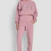 Pantalones jogger de talle alto con logo universitario de pedrería en relieve con corte holgado Pantalones jogger de talle alto con logo universitario de pedrería en relieve con corte holgado