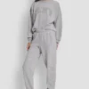 Pantalones jogger de talle alto con logo universitario de pedrería en relieve con corte holgado