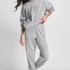 Pantalones jogger de talle alto con logo universitario de pedrería en relieve con corte holgado
