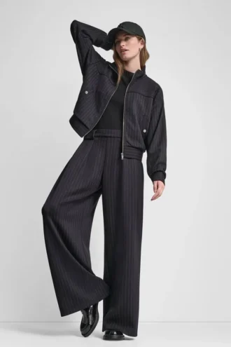Pantalones plisados a rayas