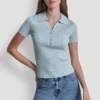 Polo acanalado con botones de pedrería Polo acanalado con botones de pedrería