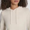 Sudadera con capucha de hilo de plumas, cordones y logotipo en el mismo tono Sudadera con capucha de hilo de plumas, cordones y logotipo en el mismo tono