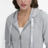 Sudadera con capucha y cordón con logotipo en dos tonos Sudadera con capucha y cordón con logotipo en dos tonos
