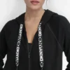 Sudadera con capucha y cordón con logotipo en dos tonos