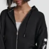 Sudadera con capucha y cremallera completa con logotipo metalizado