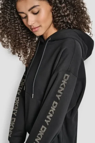 Sudadera con capucha y logo de pedrería en las mangas con corte holgado Sudadera con capucha y logo de pedrería en las mangas con corte holgado