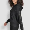 Sudadera con capucha y logo de pedrería en las mangas con corte holgado Sudadera con capucha y logo de pedrería en las mangas con corte holgado