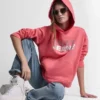 Sudadera con capucha y logotipo de pedrería superpuesto