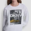 Sudadera DKNY con logotipo de taxi y pedrería Sudadera DKNY con logotipo de taxi y pedrería