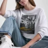 Sudadera DKNY con logotipo de taxi y pedrería Sudadera DKNY con logotipo de taxi y pedrería