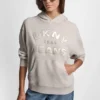 Sudadera DKNY Vaqueros con logotipo bordado en satén y puntada de cadena Sudadera DKNY Vaqueros con logotipo bordado en satén y puntada de cadena