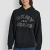 Sudadera DKNY Vaqueros con logotipo bordado en satén y puntada de cadena Sudadera DKNY Vaqueros con logotipo bordado en satén y puntada de cadena