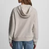 Sudadera DKNY Vaqueros con logotipo bordado en satén y puntada de cadena Sudadera DKNY Vaqueros con logotipo bordado en satén y puntada de cadena