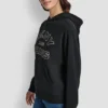 Sudadera DKNY Vaqueros con logotipo bordado en satén y puntada de cadena Sudadera DKNY Vaqueros con logotipo bordado en satén y puntada de cadena