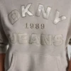 Sudadera DKNY Vaqueros con logotipo bordado en satén y puntada de cadena Sudadera DKNY Vaqueros con logotipo bordado en satén y puntada de cadena