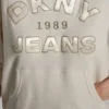 Sudadera DKNY Vaqueros con logotipo bordado en satén y puntada de cadena Sudadera DKNY Vaqueros con logotipo bordado en satén y puntada de cadena
