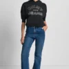 Sudadera DKNY Vaqueros con logotipo bordado en satén y puntada de cadena Sudadera DKNY Vaqueros con logotipo bordado en satén y puntada de cadena