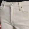 Talle medio, corte recto clásico con mini Pedrería Talle medio, corte recto clásico con mini Pedrería