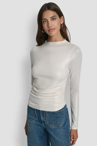Top de manga larga con cuello alto y fruncido lateral