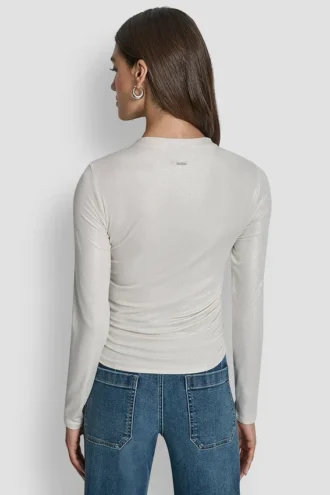 Top de manga larga con cuello alto y fruncido lateral