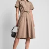 Vestido camisero midi ajustado y acampanado Vestido camisero midi ajustado y acampanado