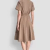 Vestido camisero midi ajustado y acampanado Vestido camisero midi ajustado y acampanado