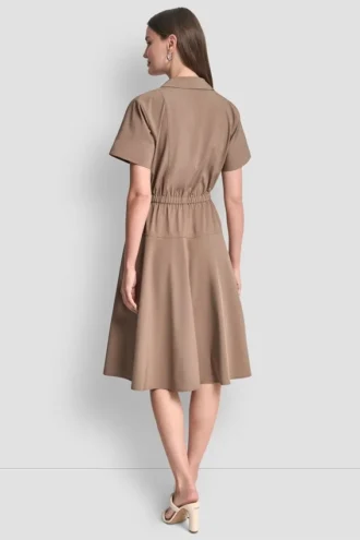 Vestido camisero midi ajustado y acampanado