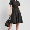 Vestido camisero midi ajustado y acampanado