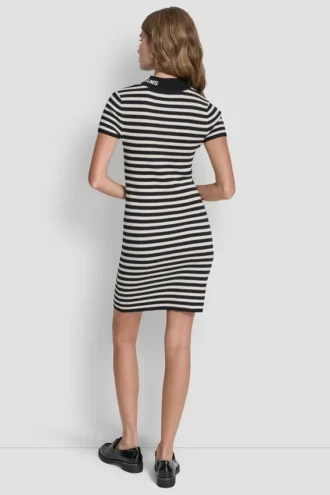 Vestido con cuello alto, rayas de Lúrex y logotipo