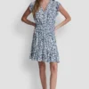 Vestido con cuello en V y cintura fruncida Vestido con cuello en V y cintura fruncida