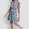 Vestido con cuello en V y cintura fruncida Vestido con cuello en V y cintura fruncida
