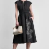Vestido midi ajustado y acampanado con estampado floral Vestido midi ajustado y acampanado con estampado floral