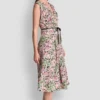 Vestido midi ajustado y acampanado con estampado floral Vestido midi ajustado y acampanado con estampado floral