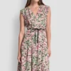 Vestido midi ajustado y acampanado con estampado floral Vestido midi ajustado y acampanado con estampado floral
