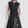 Vestido midi ajustado y acampanado con estampado floral Vestido midi ajustado y acampanado con estampado floral