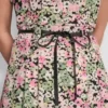 Vestido midi ajustado y acampanado con estampado floral Vestido midi ajustado y acampanado con estampado floral