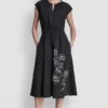 Vestido midi ajustado y acampanado con estampado floral Vestido midi ajustado y acampanado con estampado floral