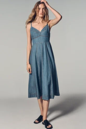 Vestido midi de denim con corte acampanado