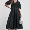 Vestido midi de punto elástico con cuello Henley y mangas abullonadas Vestido midi de punto elástico con cuello Henley y mangas abullonadas
