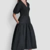 Vestido midi de punto elástico con cuello Henley y mangas abullonadas Vestido midi de punto elástico con cuello Henley y mangas abullonadas