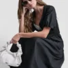 Vestido midi de punto elástico con cuello Henley y mangas abullonadas Vestido midi de punto elástico con cuello Henley y mangas abullonadas