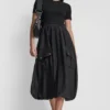 Vestido midi tipo burbuja con bolsillos cargo de mezcla de tejidos Vestido midi tipo burbuja con bolsillos cargo de mezcla de tejidos