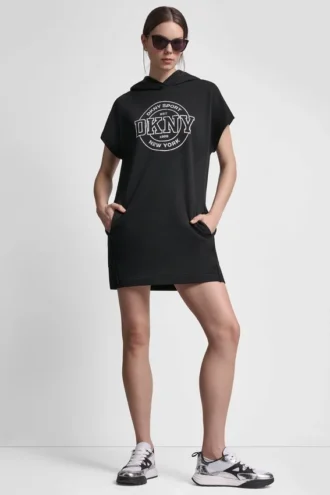 Vestido mini con capucha y logotipo medallón universitario