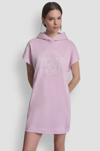 Vestido mini con capucha y logotipo medallón universitario