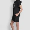 Vestido mini con capucha y logotipo medallón universitario Vestido mini con capucha y logotipo medallón universitario