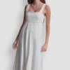 Vestido sin mangas con costuras y lazo en la espalda